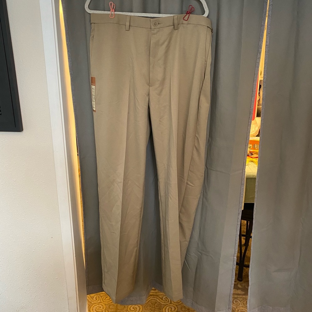 Haggar Mens Classic Fit Khakis NWT!! 36Wx34L